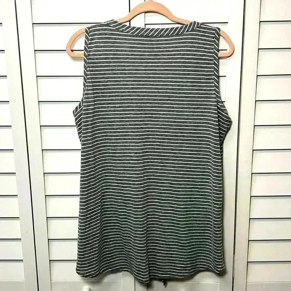 Lane Bryant V-Neck Sleeveless Striped Top Size 14/16 Gray & White - Picture 5 of 8